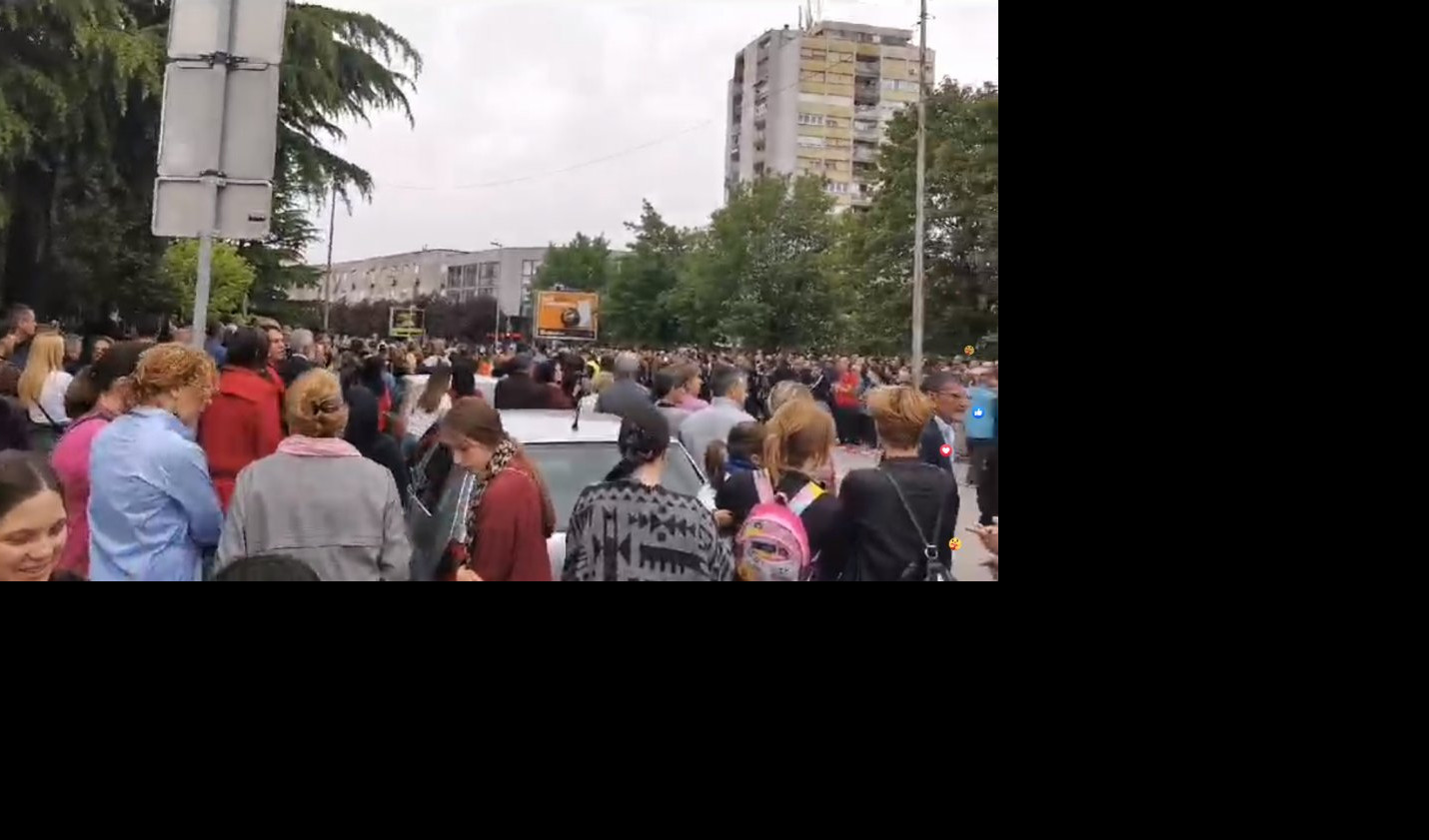 ZABRANJENA LITIJA U NIKŠIĆU! Građani sponatno krenuli u protestnu šetnju (VIDEO)