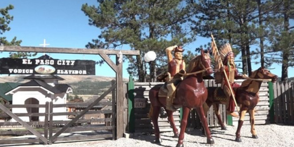 DIVLJI ZAPAD U SRCU SRBIJE! Bik koji sedi i šerif čuvaju kaubojski grad na Zlatiboru! (FOTO)