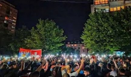 (FOTO/VIDEO) OPSADNO STANJE: NIKŠIĆANI OČEKUJU NAJGORE, NEŠTO SE SPREMA?! Mobilnim telefonima osvetlili su ulicu ispred suda u kojoj je ugašena struja!