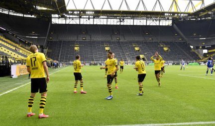 (VIDEO) FUDBALE, DOBRO DOŠAO NAZAD! Dortmund silan u derbiju Rura, radovao se i Grujić!