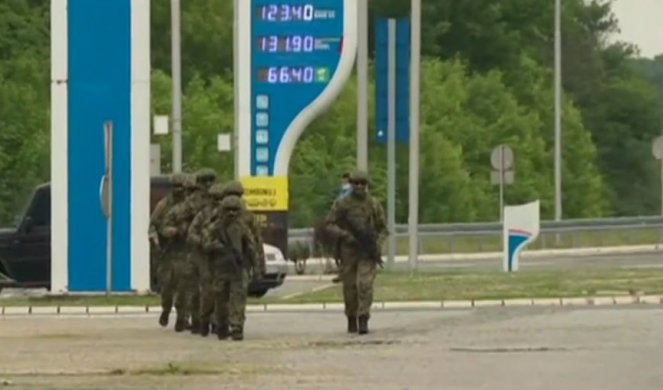 (FOTO/VIDEO) SPECIJALCI UŠLI POD PUNOM RATNOM OPREMOM! Vojska stigla pred prihvatne centre u Šidu - RADIĆE U TRI SMENE!