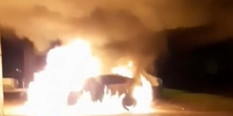 (VIDEO) SNAŽNE EKSPLOZIJE U NOVOM SADU! BMW 3 POTPUNO IZGOREO, požar besneo i u zgradi na Detelinari!