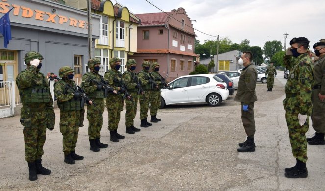 (FOTO) VOJSKA SRBIJE OBEZBEĐUJE MIR I SIGURNOST ZA SVE GRAĐANE ŠIDA! Ministar Vulin obišao prihvatne centre u Opštini Šid