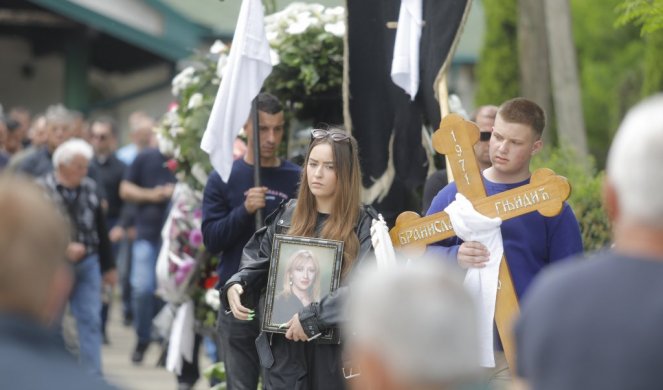 BRANISLAVA GNJIDIĆ (49), KOJU JE UBIO SUPRUG, SAHRANJENA U ERDEVIKU! Ispratila je porodica i više stotina kolega, prijatelja i đaka (FOTO)