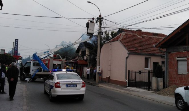 (FOTO) EKSPLOZIJA UPLAŠILA GRAĐANE KRUŠEVCA! Gori kuća, vatrogasci HITNO STIGLI NA LICE MESTA!