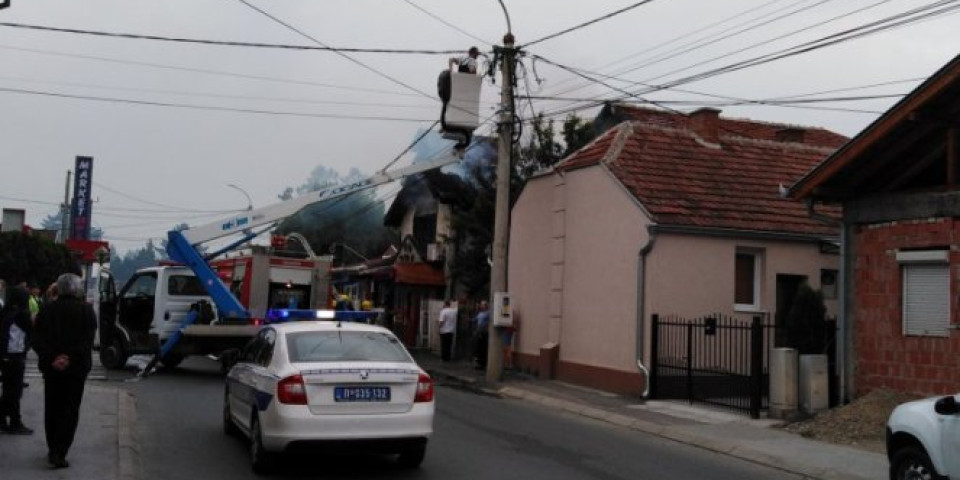 (FOTO) EKSPLOZIJA UPLAŠILA GRAĐANE KRUŠEVCA! Gori kuća, vatrogasci HITNO STIGLI NA LICE MESTA!