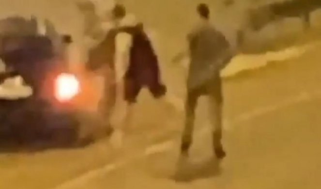 (VIDEO) BRUTALNA TUČA U NOVOM SADU! Dvojica muškaraca NASRED ulice tukli čoveka!