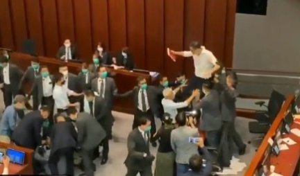 TUČA POSLANIKA U PARLAMENTU HONGKONGA! Za predsednicu ključnog odbora izabrana poslanica bliska Kini, pa nastao HAOS! (FOTO/VIDEO)
