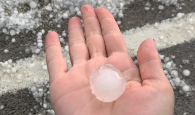 (VIDEO/FOTO) STRAVIČNO NEVREME ZAHVATILO SRBIJU! GRAD VELIČINE JAJETA SE SRUČIO NA SJENICU - ŠTETA OGROMNA!