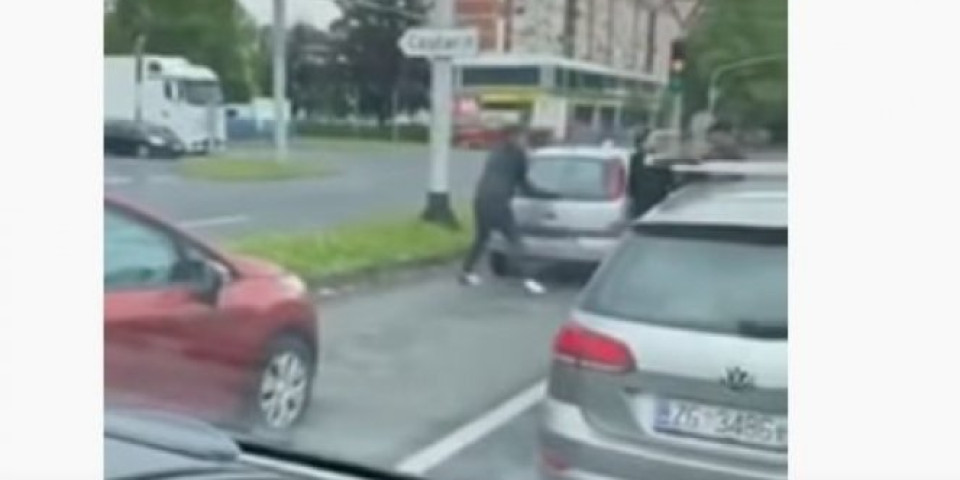 (VIDEO) ŽESTOKA TUČA NA SEMAFORU NAKON "ISECANJA" Sevale pesnice dva vozača, ali tu nije bio kraj: ŠOK SNIMAK SA ULICA PRESTONICE