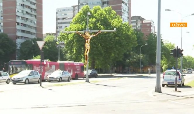 OTKRIVENO KO JE postavio raspeće Isusa Hrista na raskrsnici u Beogradu! ODAO GA OVAJ SNIMAK! (VIDEO)