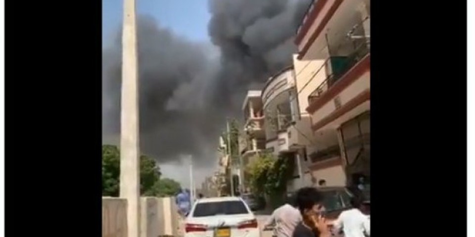 STRAŠNI SNIMCI SA LICA MESTA! Avion sa 107 ljudi pao usred naselja, ljudi vrište, kulja crni dim, delovi olupine razbacani svuda... (VIDEO)