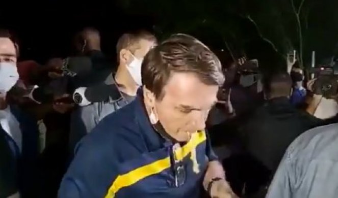 (VIDEO) DOK NAROD UMIRE, ON MIRNO UŽIVA U SVOM OBROKU! Bolsonaro izašao na ulicu, DOČEKALE GA BROJNE UVREDE!