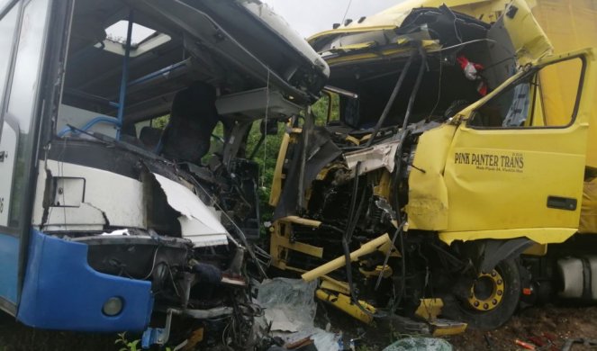 JEZIVI SNIMCI S MESTA NESREĆE KOD VRANJA! Direktan sudar autobusa i šlepera, ima poginulih! (FOTO/VIDEO)