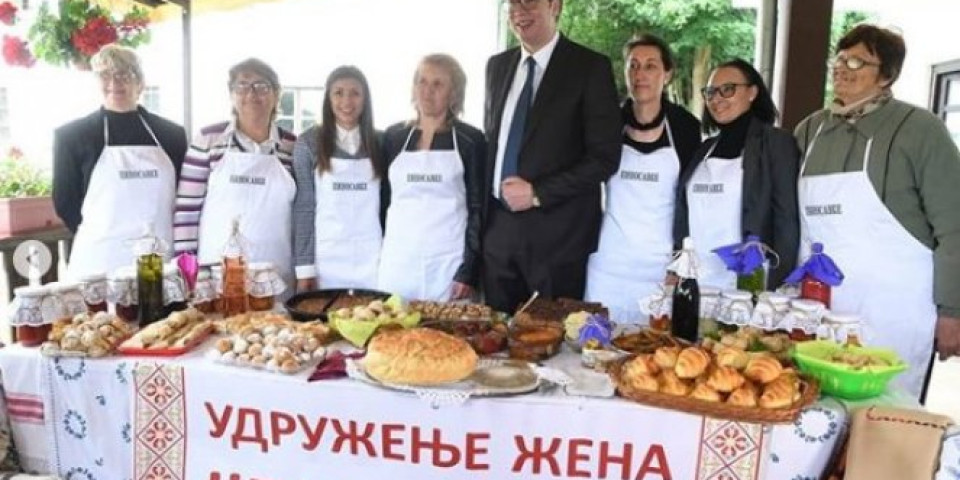 (FOTO) PREPUN STO RAZNIH ĐAKONIJA! Evo kako su "Pinosavke" dočekale predsednika Vučića!