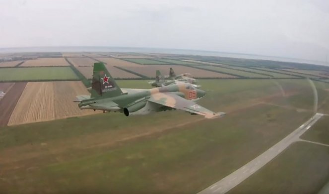 RUSKI JURIŠNICI TRENIRAJU ZA DAN POBEDE! Pogledajte vežbu pilota SU-25! (VIDEO)