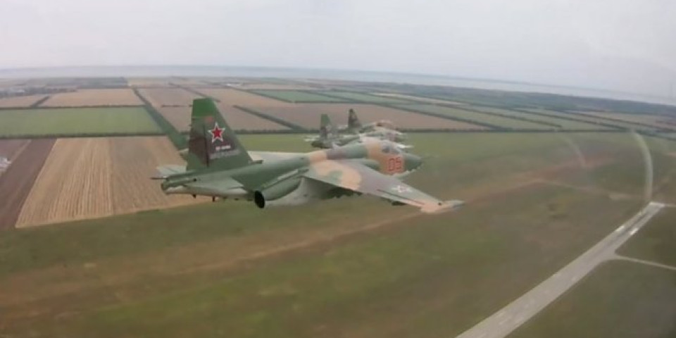 RUSKI JURIŠNICI TRENIRAJU ZA DAN POBEDE! Pogledajte vežbu pilota SU-25! (VIDEO)