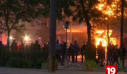 (VIDEO) MINEAPOLIS U PLAMENU! Demonstranti zapalili zgrade, vojska čuva vatrogasce od razjarenih građana!
