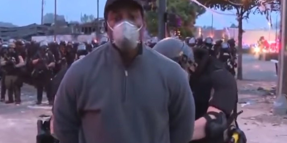 SKANDAL U UKLJUČENJU UŽIVO! Novinara CNN, inače Afroamerikanca, policajci uhapsili dok je izveštavao sa demonstracija u Mineapolisu! (VIDEO)