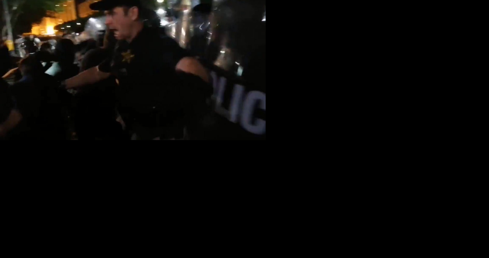 RAT ISPRED BELE KUĆE! Hiljade demonstranata sukobilo se s policijom na ulazu u Trampovu rezidenciju! (FOTO/VIDEO)