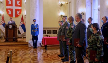 SRBIJA JE BESKRAJNO PONOSNA NA VAS! Vulin uručio pohvale i nagrade pripadnicima Ministarstva odbrane i Vojske Srbije (FOTO)