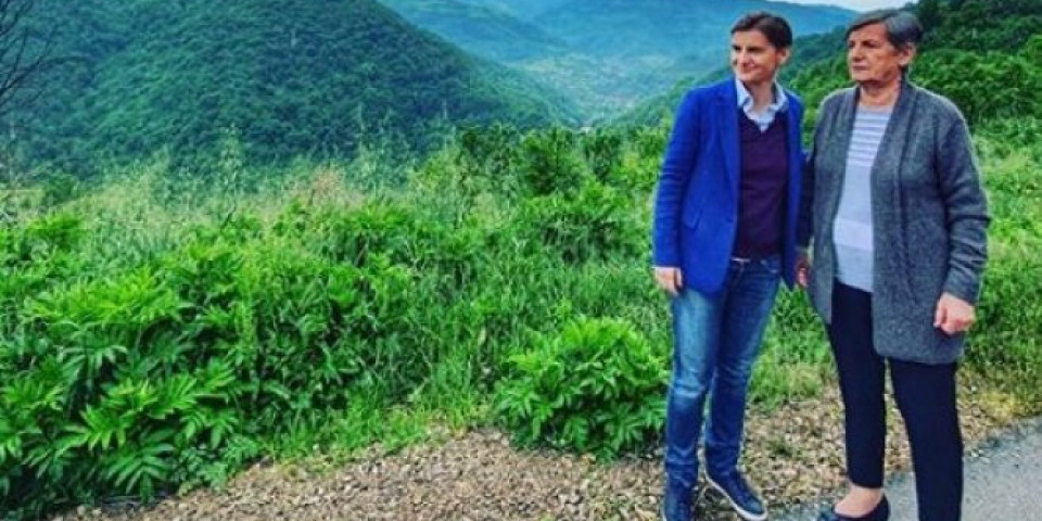 (FOTO) PREDSEDNICA VLADE PRVI PUT SA MAJKOM U JAVNOSTI! Brnabić u poseti Babušnici: Porodični vikend, uživam u lepotama naše zemlje!