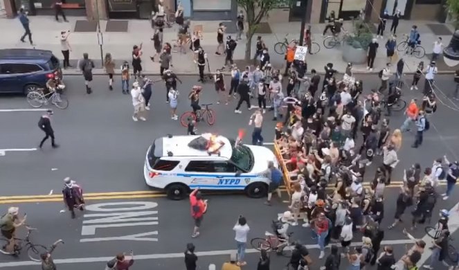 (VIDEO) POLICIJA DŽIPOM GAZI DEMONSTRANTE! Totalni haos na protestu u Bruklinu! Gradonačelnik Njujorka ima opravdanje za čuvare reda!