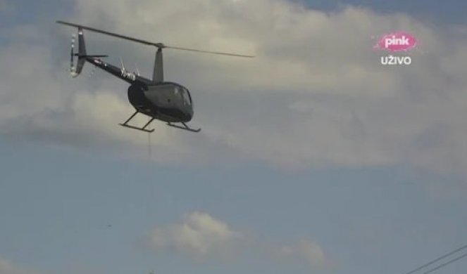 PADAJU PARE S NEBA! Helikopter obleće iznad ZADRUGE, razlog je fenomenalan! Takmičari grabe SLATKIŠE I NOVČANICE!