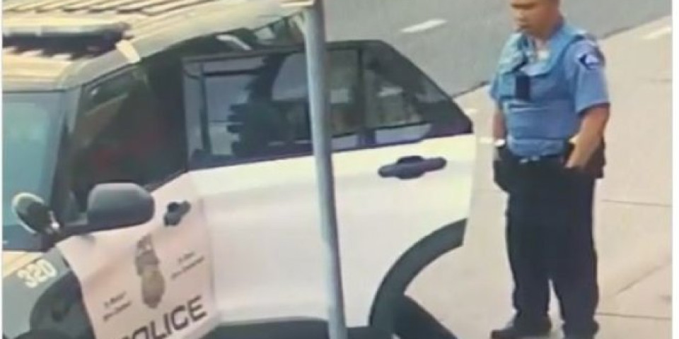 POLICAJCI GA TUKLI U AUTOMOBILU, PRE NEGO ŠTO SU GA UBILI? Procurio novi snimak hapšenja Džordža Flojda! (VIDEO)