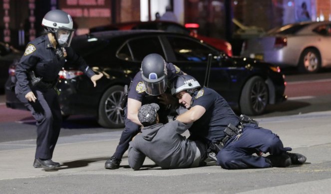 AMERIKA ZAPALILA EVROPU! Suzavac, oružje, hapšenja... Nemiri zbog ubistva Flojda se prelili i na stari kontinent, PROTESTI U LONDONU, BERLINU, KARDIFU... (FOTO/VIDEO)