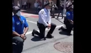 (VIDEO) NJUJORŠKI POLICAJCI KLEKLI PRED DEMONSTRANTE! Policija se pridružuje građanima, šerif okruga Flint odbio da udari na protest!