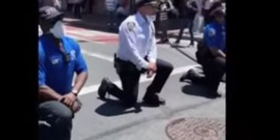 (VIDEO) NJUJORŠKI POLICAJCI KLEKLI PRED DEMONSTRANTE! Policija se pridružuje građanima, šerif okruga Flint odbio da udari na protest!