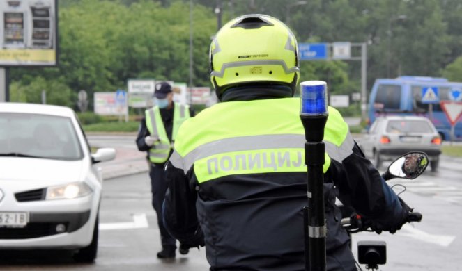 TRAGEDIJA IZBEGNUTA PUKOM SREĆOM! Vozač BMW-a napravio karambol!