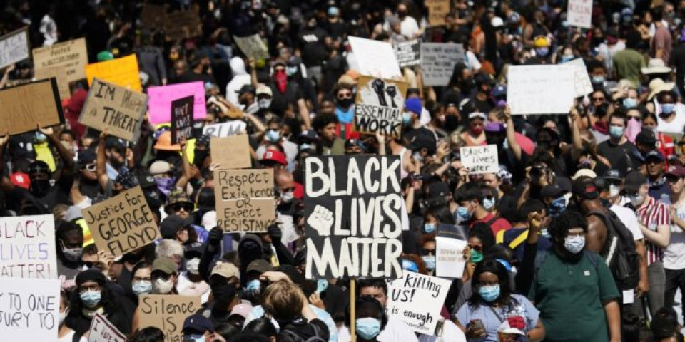 (VIDEO) AMERICI PRETI POVRATAK NA DIVLJI ZAPAD?! Protesti pokrenuli nemire kakvi nisu viđeni još od ubistva Martina Lutera Kinga 1968!