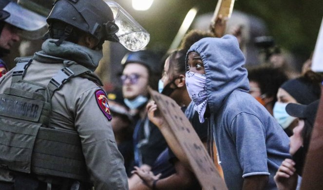 AMERIKANCI U TEŠKOJ PARANOJI! Kako je jedna majica "otkrila" ko stoji iza nasilnih protesta u SAD! (FOTO)