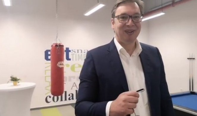 (VIDEO) MENI BI NAJVIŠE PRIJAO DŽAK, ALI... Vučić u kompaniji Adient: Nadam se da će ovo postati praksa u svim drugim fabrikama!