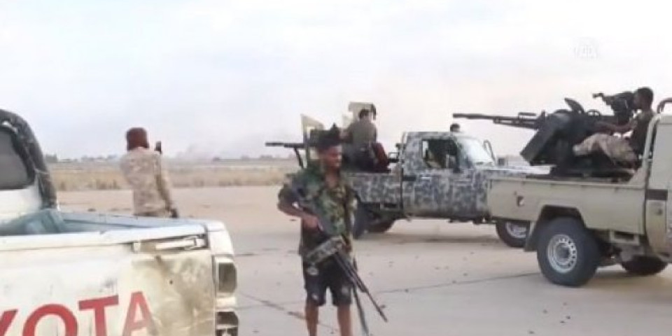 LIBIJSKA VOJSKA PROTERALA HAFTARA IZ TRIPOLIJA! Premijer Fajaz Seraj pozvao pobunjenike da polože oružje! (FOTO/VIDEO)