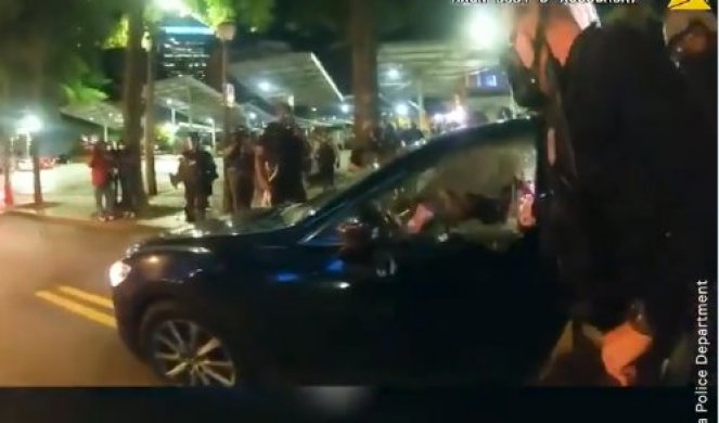 (VIDEO) NOVI SNIMAK BRUTALNOSTI ŠOKIRAO AMERIKU! Policajci na silu izvukli par MLADIH AFROAMERIKANACA iz auta, pa ih KRVNIČKI PRETUKLI!