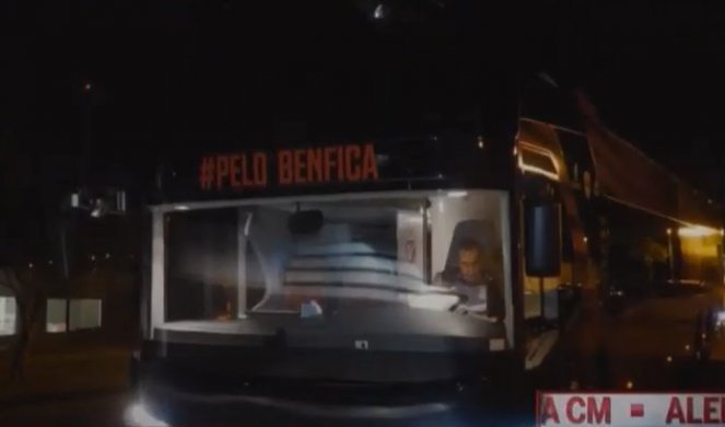 (VIDEO) HOROR, POJAVIO SE SNIMAK! MOGLI SU DA UBIJU SRBINA! Strašne scene, pogledajte KAMENČINU kojom je pogođen autobus Benfike!