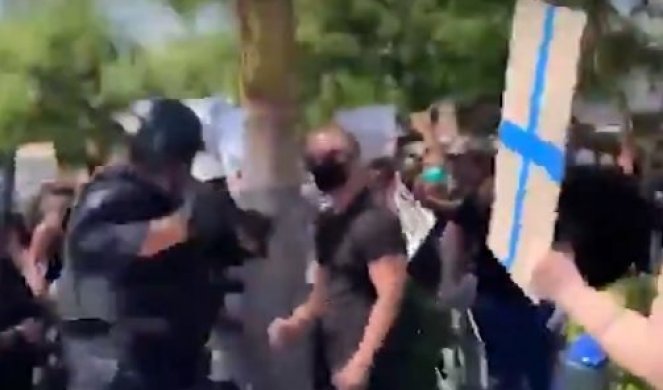 GUVERNER NJUJORKA TVRDI DA POLICIJA NE TUČE DEMONSTRANTE, ali snimci govore drugačije! (VIDEO)