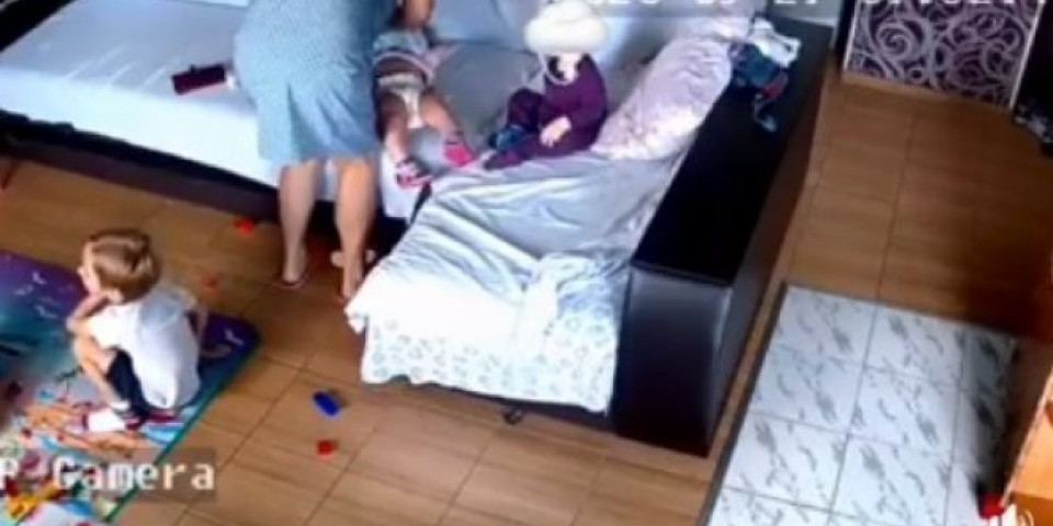 JEZIV SNIMAK IZ VRTIĆA U UKRAJINI! Vaspitačica udavila dete, kamere snimile sav užas, osumnjičena je za UBISTVO! (UZNEMIRUJUĆI VIDEO)