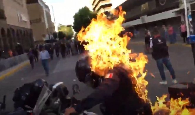 (UZNEMIRUJUĆI VIDEO) DEMONSTRANTI ZAPALILI POLICAJCA NASRED ULICE! Totalni haos u Gvadalahari ZBOG MEKSIČKOG DŽORDŽA FLOJDA!