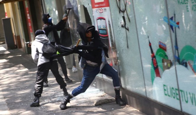 NASTAVLJEN HAOS U MEKSIKU! Demonstranti zasuli američku ambasadu molotovljevim koktelima i kamenicama! (VIDEO)