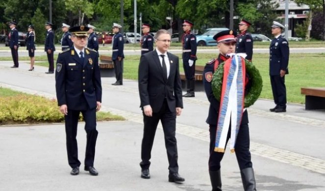 Stefanović položio venac na spomen obeležje policajcima poginulim na dužnosti: Nikada nećemo zaboraviti njihovu žrtvu