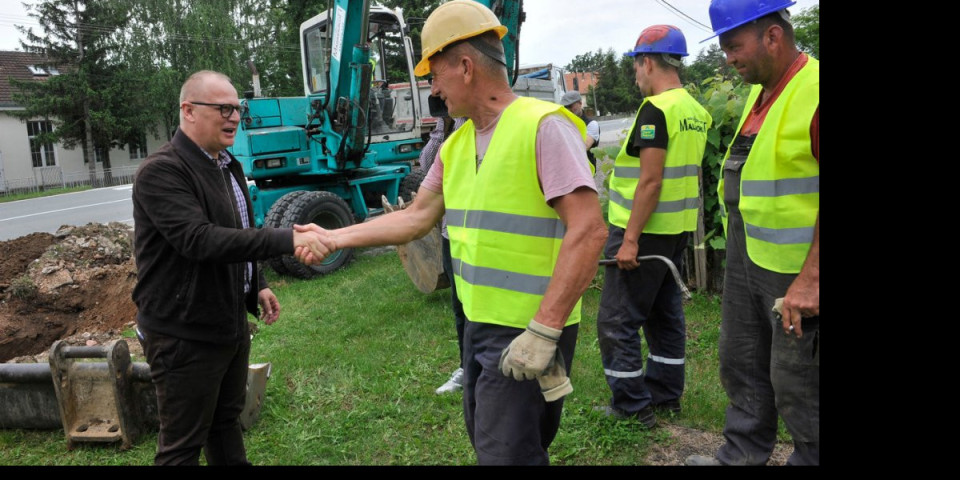 Vesić obišao radove na vodovodnoj mreži u Piromanu
