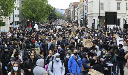 I U LONDONU PROTESTI PROTIV POLICIJSKE BRUTALNOSTI! U povorci uglavnom studenti!
