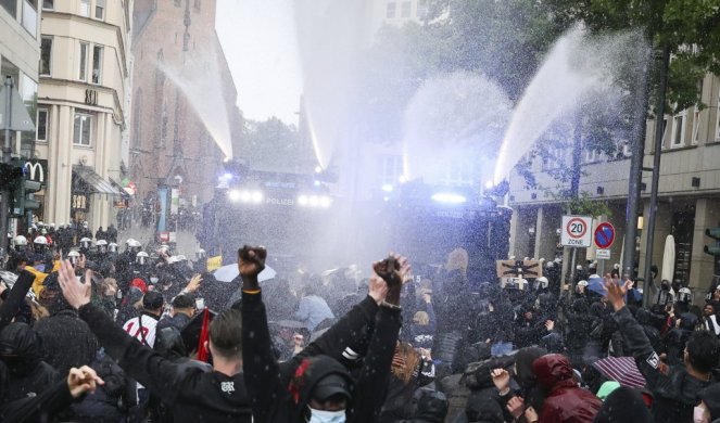 POLICIJA UPOTREBILA BIBER SPREJ U SUKOBU SA DEMONSRANTIMA! Neredi u Hamburgu!