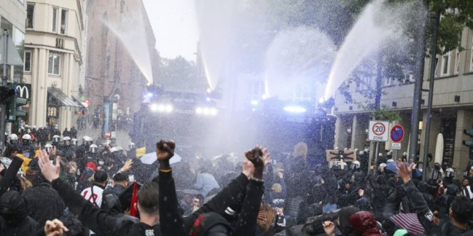 POLICIJA UPOTREBILA BIBER SPREJ U SUKOBU SA DEMONSRANTIMA! Neredi u Hamburgu!