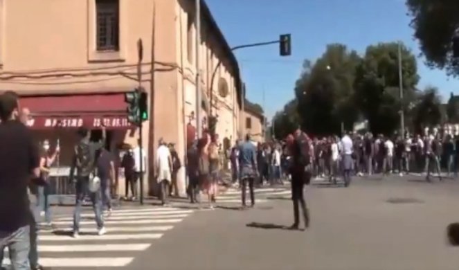 (VIDEO) HAOS U ITALIJI! Huligani izašli na ulice, nastala je opšta tuča!