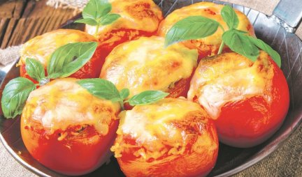 LAGANI, MEDITERANSKI SPECIJALITET: Zapečeni paradajz s mocarelom i pančetom!